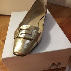 I’m selling Versace flats